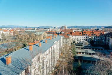 Ljubljana şehir merkezinin panoramik manzarası ve dağlar