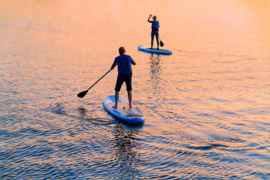 Galve Gölü Trakai üzerinde Paddle teknede ayakta insanlar