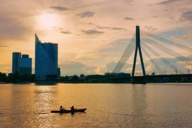 Daugava Nehri ve Vansu Köprüsü Riga üzerinde kano insanlar