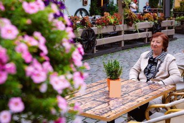 Old Town Riga Terrace sokak kafede Kıdemli kadın