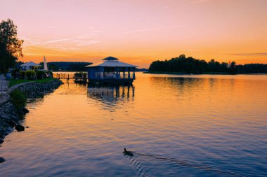 Galve Lake Trakai'de Street teraslı kafede romantik gün batımı