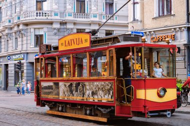 Letonya Riga sokakta Eski tramvay insanlar