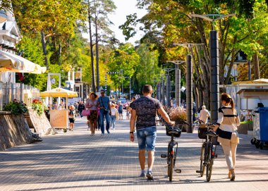 Jurmala 'da bisiklete binen genç çift