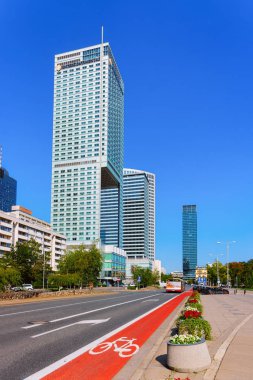 Downtown Varşova şehrinde modern gökdelenler ile Sokak