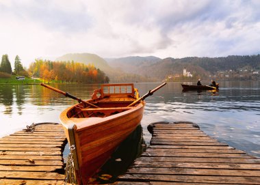 Gün batımında Slovenya'da Bled Gölü'nde tekne