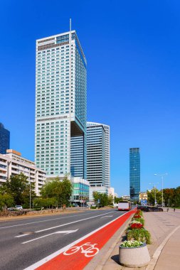 Varşova şehir downtown modern gökdelenler ile Sokak