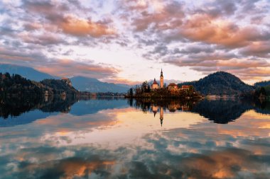 Güzel manzara ve Bled Gölü ve Kilisesi Kale Slovenya ile