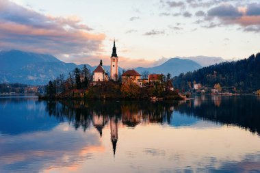 Bled Gölü ve Kilise Slovenya gün batımı güzel manzara