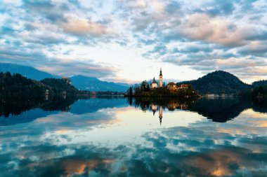 Kilise ve Slovenya Kalesi ile güzel manzara ve Bled Gölü