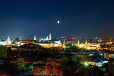Moskova'da Kremlin'in gece ay havadan görünümü