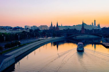 Moskova Kremlin Bolşoy Moskvoretsky Köprüsü'nde Gündoğumu