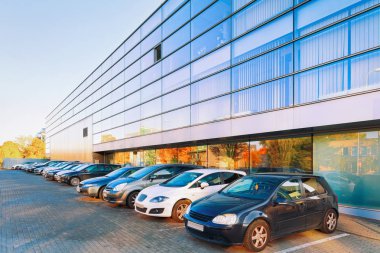 Office kurumsal binasında sokakta park edilmiş arabalar