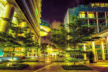 Gece Marina Bay Singapur Embankment yakınlarındaki Sokak