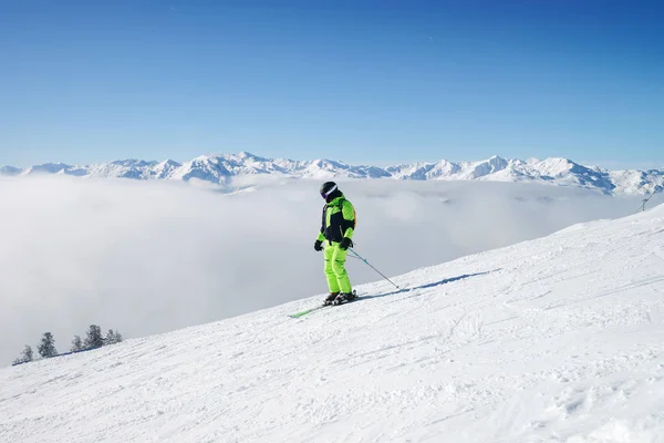 Man skioord Zillertal Arena skigebied in Tirol Oostenrijk — Stockfoto