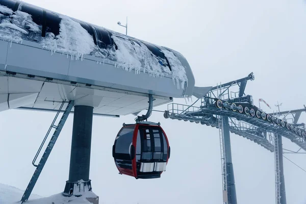 奥地利蒂罗尔州齐勒塔尔竞技场滑雪胜地的滑雪缆车 — 图库照片