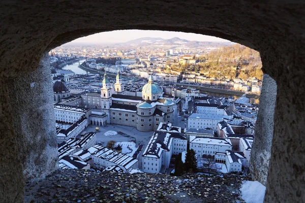 Gamla staden från Hohensalzburgs slotts fönster och katedralen i Salzburg — Stockfoto