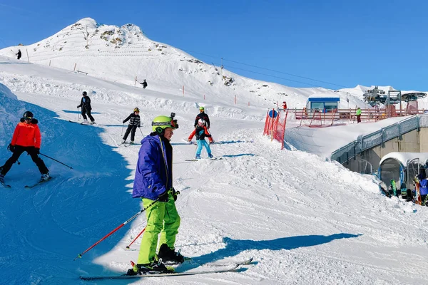 Esquiadores en la estación de esquí del glaciar Hintertux Zillertal Austria —  Fotos de Stock