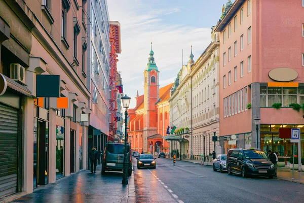 Igreja Franciscana na Praça Preseren e Ljubljana rua da cidade velha — Fotografia de Stock