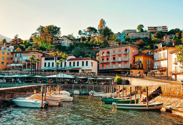 Boten in Ascona Luxury Tourist Resort promenade — Stockfoto