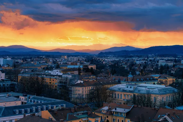 Hermoso atardecer sobre la ciudad vieja de Liubliana y el centro de negocios —  Fotos de Stock