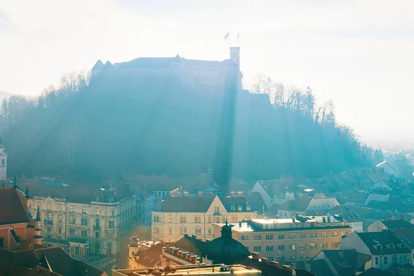 Panorama del centro de la ciudad en Liubliana y el amanecer del castillo —  Fotos de Stock