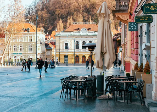 Café na Praça do Congresso e paisagem urbana de Liubliana — Fotografia de Stock