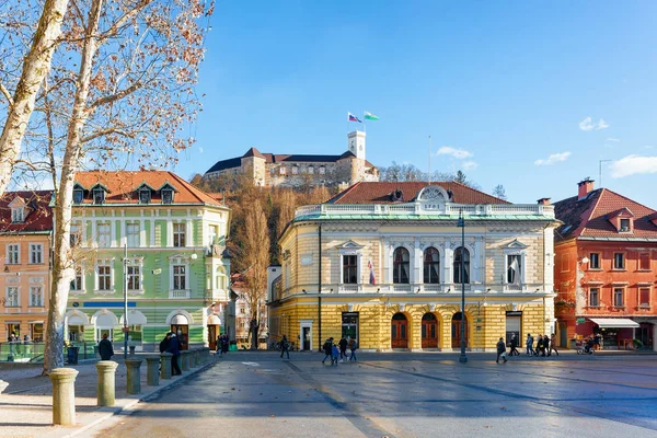 Ludzie na placu kongresowym i panoramę Lublany — Zdjęcie stockowe