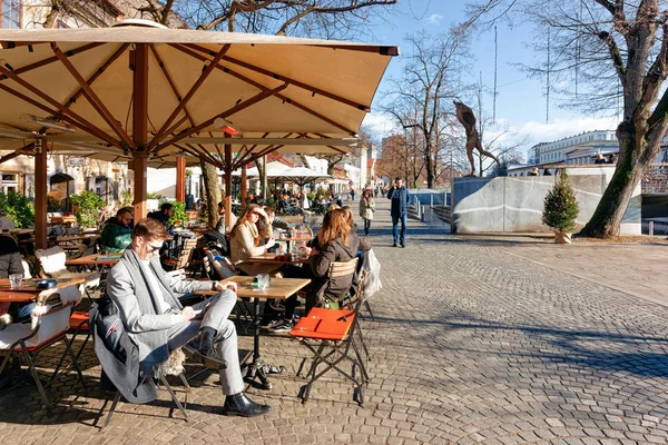 Restoranlar ve masalarda yeme ve içme Turistler Ljubljana sandalye — Stok fotoğraf