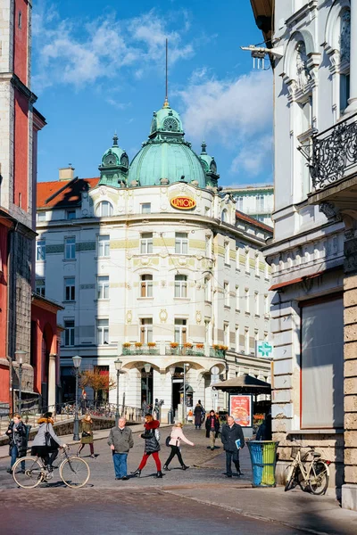 Туристы на улице и городской пейзаж старого города Любляны — стоковое фото