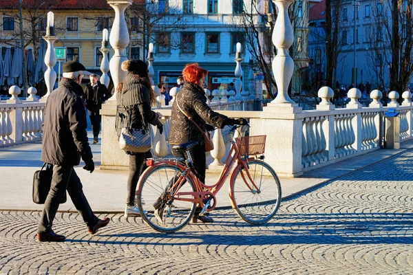 リュブリャナの通りでシニア女性と自転車 — ストック写真