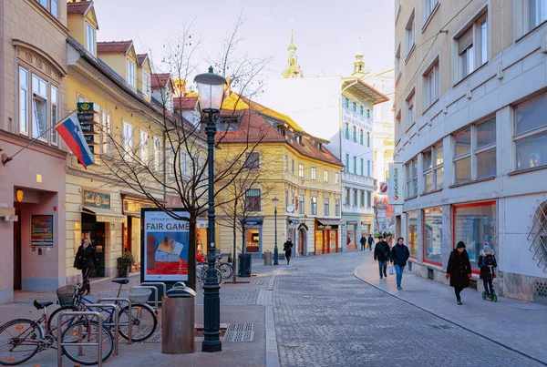 Bicicletas en la calle y paisaje urbano del casco antiguo de Liubliana — Foto de Stock