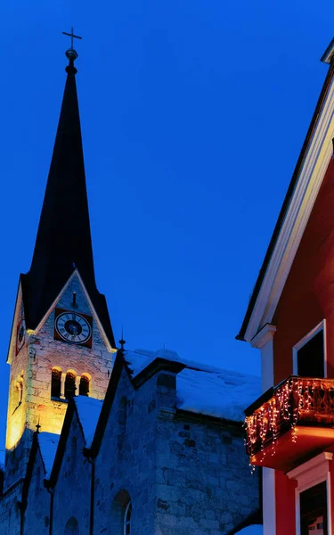 Igreja em Hallstatt perto de Salzburgo na Áustria noite — Fotografia de Stock