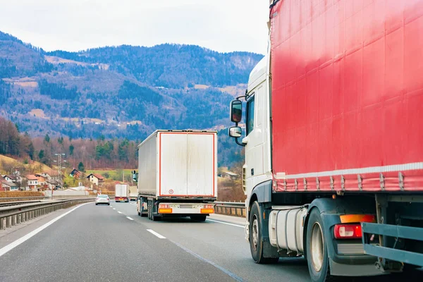 Ciężarówki na drogach Trucker na autostradzie Lorry prowadzenia prac logistycznych — Zdjęcie stockowe