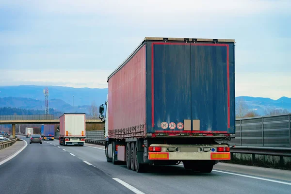 Ciężarówki w ruchu drogowym Trucker w autostradzie Lorry robi pracę logistyczną — Zdjęcie stockowe
