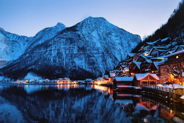 Hallstatt cerca de Salzburgo en Austria por la noche — Foto de Stock