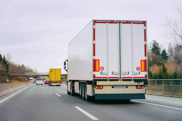 Lastbilar i Vägtrucker på landsväg lastbil gör logistikarbete — Stockfoto