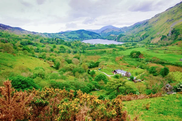 Krajina s horami a jezery v národním parku Snowdonia — Stock fotografie