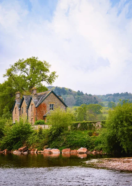 Fiume nella Città Vecchia Brecon nel Regno Unito — Foto Stock