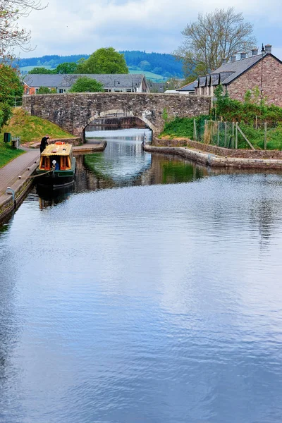 Γέφυρα πάνω από το ποτάμι στην παλιά πόλη Brecon στο UK — Φωτογραφία Αρχείου
