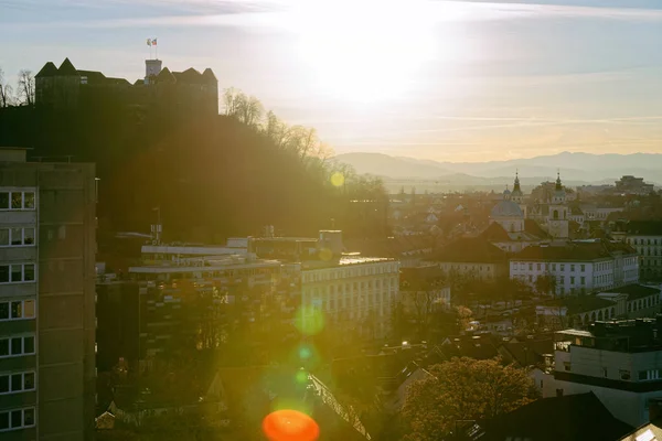 Panoramiczny widok na centrum miasta w Lublanie i zachód słońca zamku — Zdjęcie stockowe