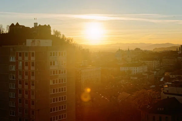 Panoramiczny widok na centrum Lublany i zachód słońca zamku — Zdjęcie stockowe
