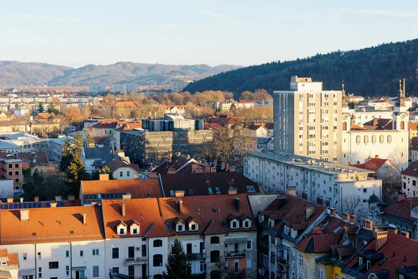 Panoramatický výhled na městské centrum Lublaň a hor — Stock fotografie