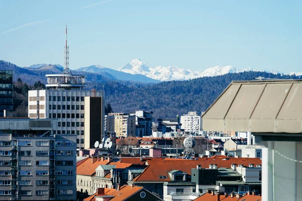 Vista panorámica del centro de la ciudad en Liubliana y montañas —  Fotos de Stock