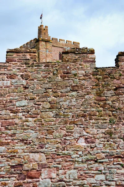 Oude toren met vlag in Brecon town in het Verenigd Koninkrijk — Stockfoto