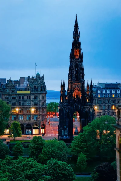 Sir Walter Scott Monumento a Edimburgo in Scozia notte — Foto Stock