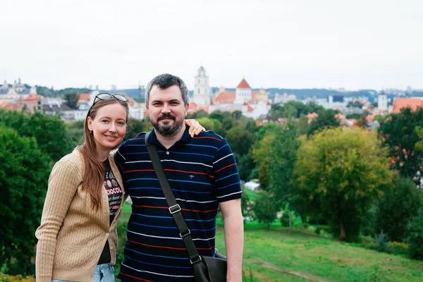 Mladý pár dáma a muž s vousy a knírem — Stock fotografie