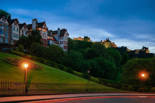 Vecchi edifici e Castello di Edimburgo sulla collina in Scozia — Foto Stock