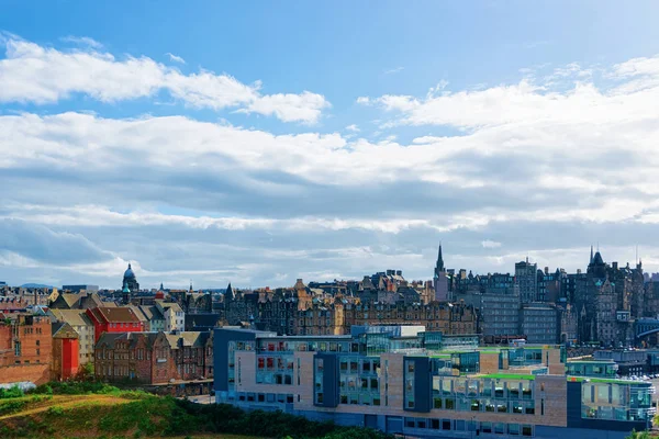 Cityscape with Old town of Edinburgh in Scotland — Stock Photo, Image