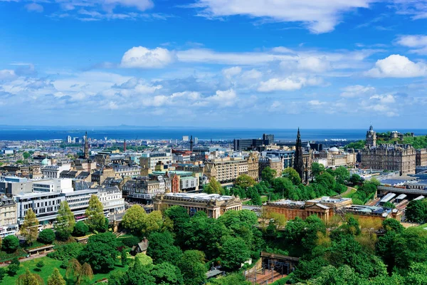 Cityscape ve starém městě Edinburgh a princezna Street Scotland — Stock fotografie