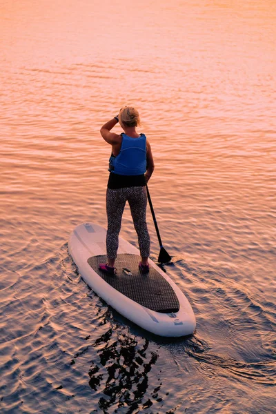 Mujer de pie en barco de remos en el lago Galve Trakai —  Fotos de Stock